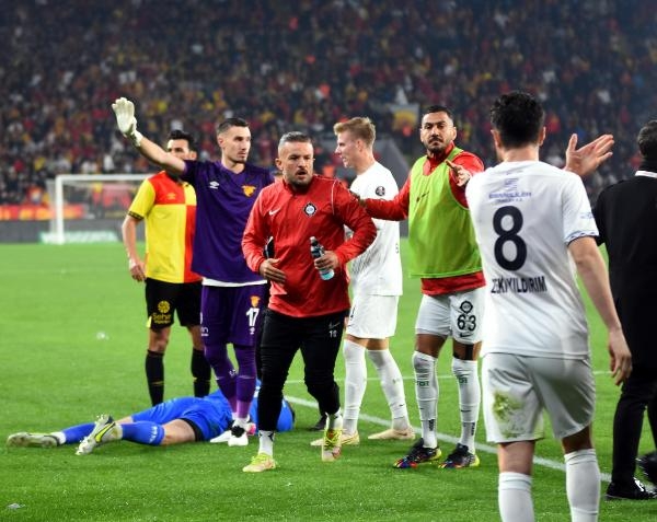 Ağzına havai fişek isabet eden Göztepeli taraftar tedavide