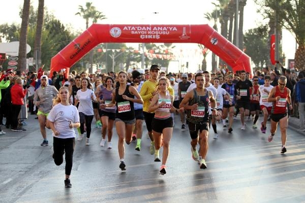 İzmir'de Ata'dan Ana'ya Saygı Koşusu