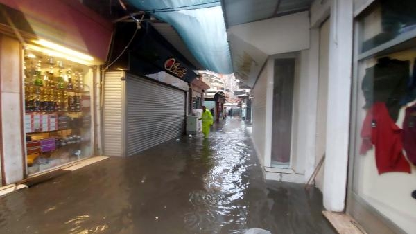 İzmir'de her sağanakta aynı manzara