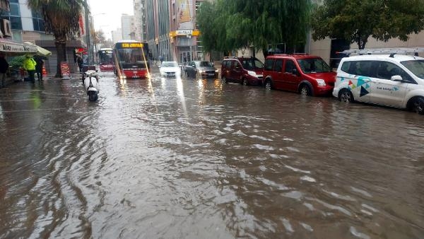 İzmir'de her sağanakta aynı manzara