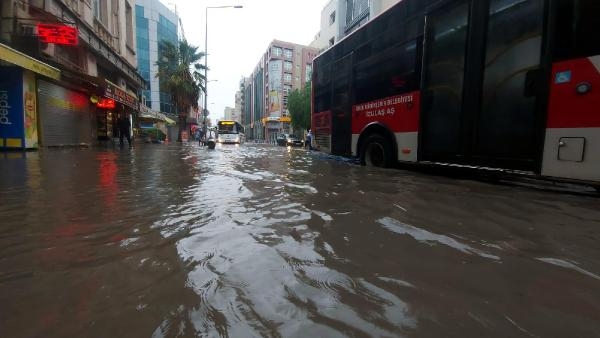 İzmir'de her sağanakta aynı manzara