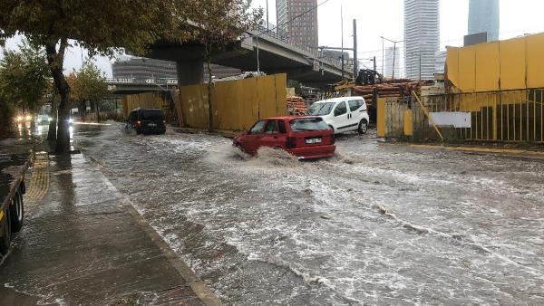 İzmir'de her sağanakta aynı manzara