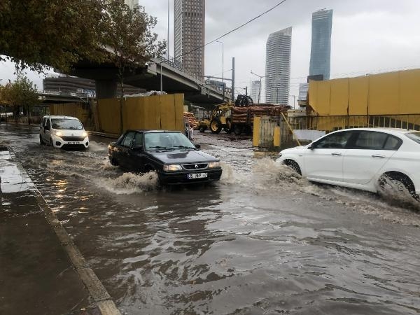 İzmir'de her sağanakta aynı manzara