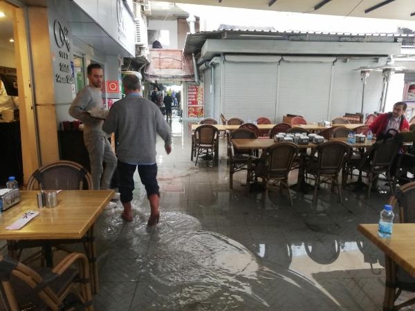 İzmir'de sağanak! Kemeraltı Çarşısı'nı su bastı