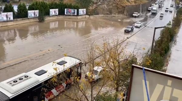 İzmir'de sağanak! Kemeraltı Çarşısı'nı su bastı