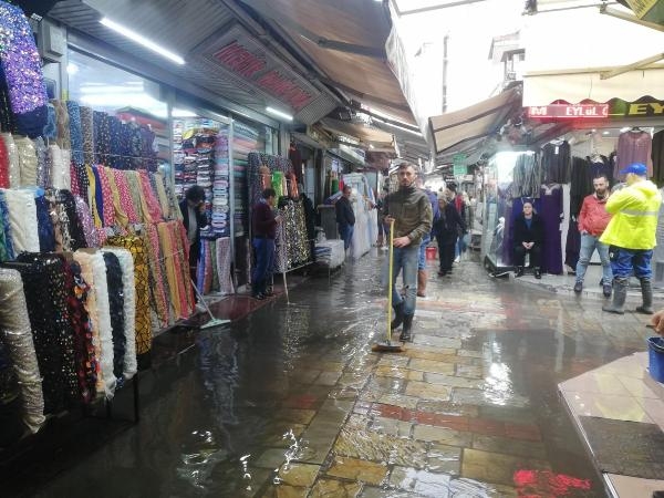 İzmir'de sağanak! Kemeraltı Çarşısı'nı su bastı