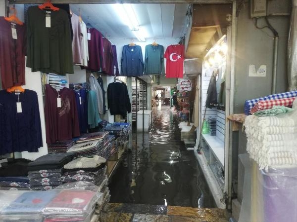 İzmir'de sağanak! Kemeraltı Çarşısı'nı su bastı
