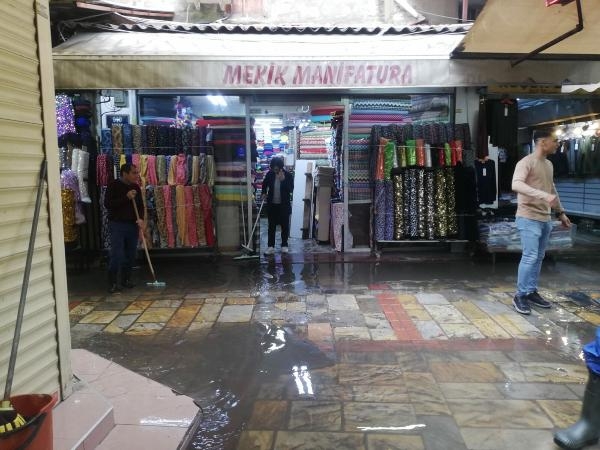 İzmir'de sağanak! Kemeraltı Çarşısı'nı su bastı