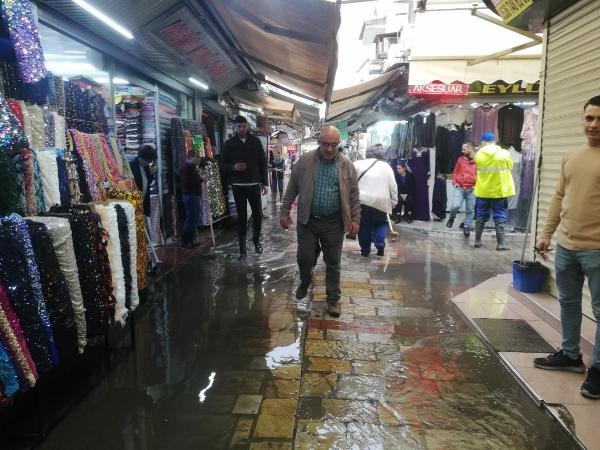 İzmir'de sağanak! Kemeraltı Çarşısı'nı su bastı
