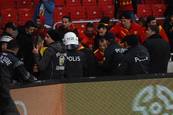 Korner direği ile kaleciyi dövdü, maç ertelendi
