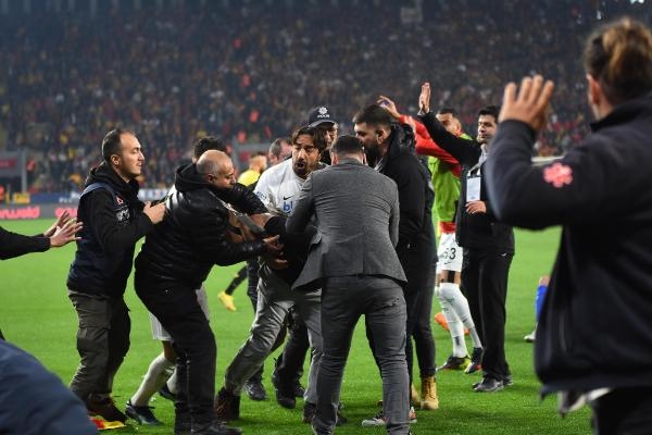 Korner direği ile kaleciyi dövdü, maç ertelendi
