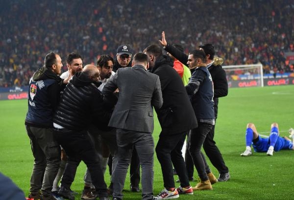 Korner direği ile kaleciyi dövdü, maç ertelendi