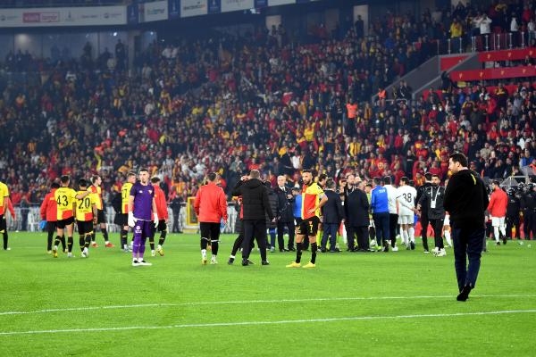 Korner direği ile kaleciyi dövdü, maç ertelendi