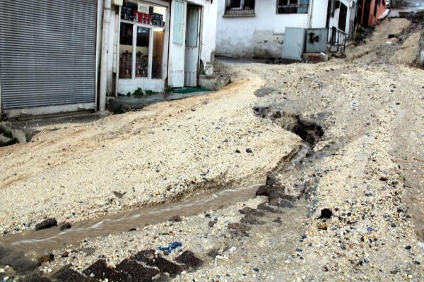 Kuşadası'nda sağanak; yollar dereye döndü, çukurlar oluştu