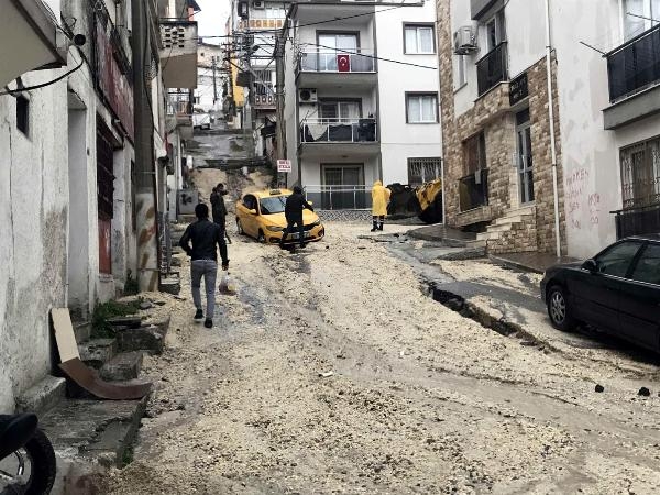 Kuşadası'nda sağanak; yollar dereye döndü, çukurlar oluştu