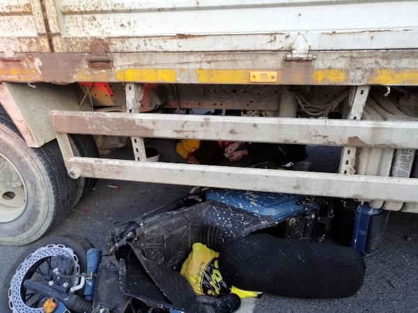 Motosikletli, çarpıştığı kamyonun altında kaldı