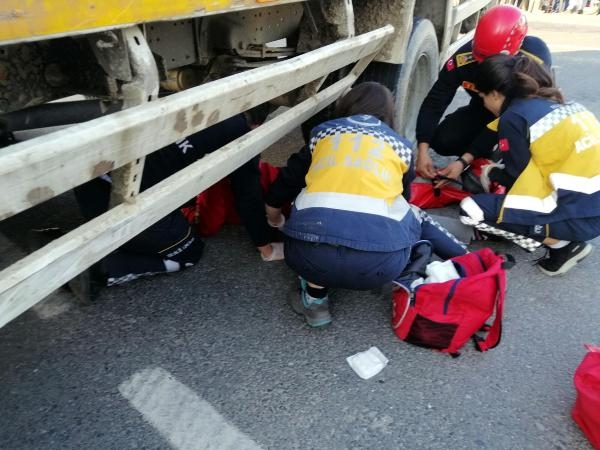 Motosikletli, çarpıştığı kamyonun altında kaldı