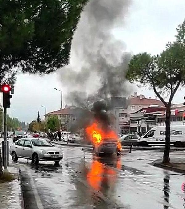 Muğla'da seyir halindeki otomobil, alev alev yandı