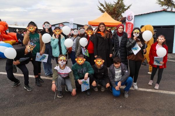 Uşak'ta sokak canlıları yeni yuvasına kavuştu! Açılış çocuklardan