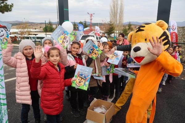 Uşak'ta sokak canlıları yeni yuvasına kavuştu! Açılış çocuklardan