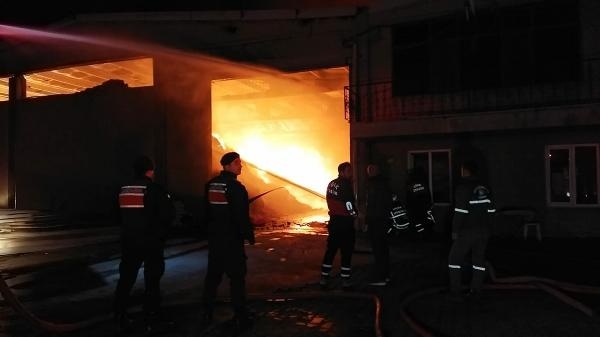 Uşak'ta tekstil firmasının deposunda yangın çıktı