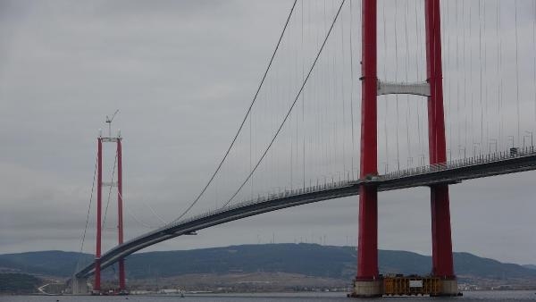 1915 Çanakkale Köprüsü'nün kulelerine top mermisi figürleri yerleştirildi