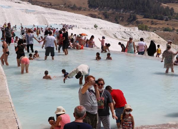2 milyona 94 bin kaldı! Pamukkale'ye turist akını