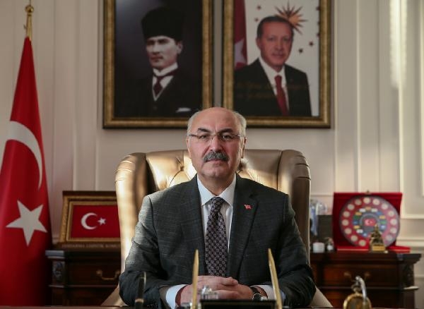 Vali Köşger'den 2023 mesajı: İzmir'i hak ettiği noktaya ulaştıracağız