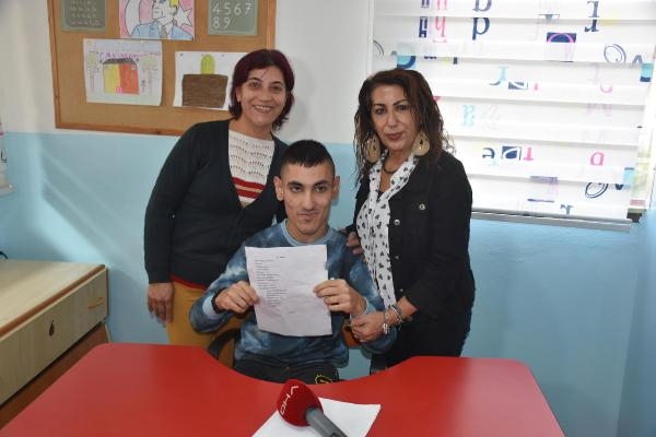 7 kez kas ameliyatı geçiren serebral palsili Selim, engelleri şiirle aşıyor
