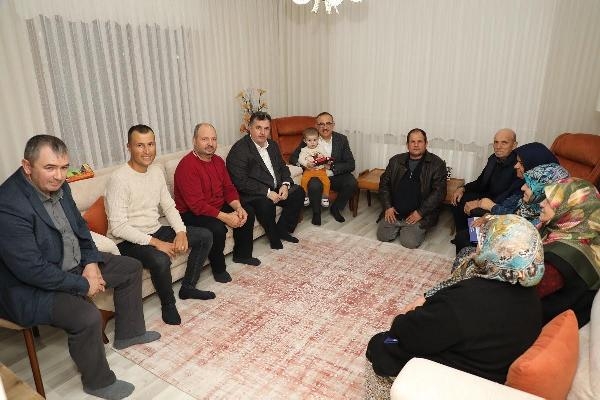 AK Parti İzmir İl Başkanı Sürekli: Yıkmıyor, yapıyor; durmuyor, koşuyoruz