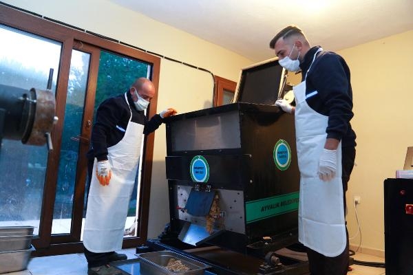 Ayvalık Belediyesi can dostlarının mamasını üretiyor