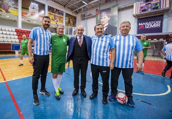 Basın Ligi'nin dostluk maçında başlama vuruşu Başkan Soyer'den