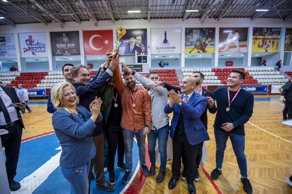Basın Ligi'nin dostluk maçında başlama vuruşu Başkan Soyer'den