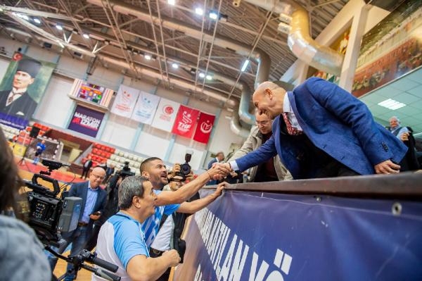 Basın Ligi'nin dostluk maçında başlama vuruşu Başkan Soyer'den