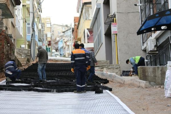 Bayraklı'da yollar, oyun parkları, cadde ve sokaklar yenileniyor