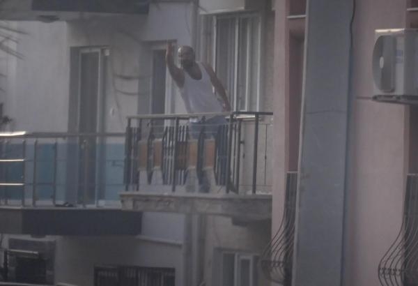 Bornova'da dehşet! Eşini bıçakla rehin aldı