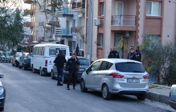 Bornova'da dehşet! Eşini bıçakla rehin aldı