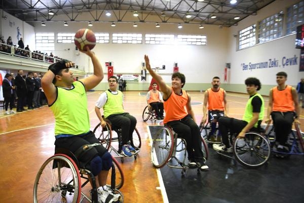 Bornova'da liseliler, engelli basket takımıyla maç yaptı