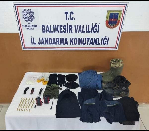 Çaldıkları kasayı sakladıkları yerden almaya gelince yakalandılar