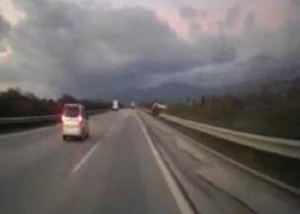 Çeşme Otoyolu'ndaki kaza, araç kamerasında