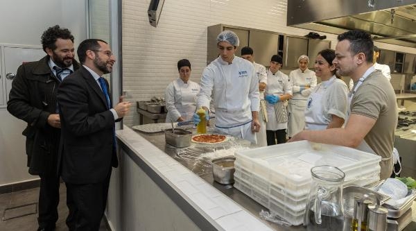Gastronomi öğrencileri İtalyan pizzasının inceliklerini öğrendi
