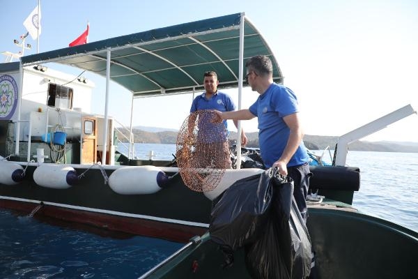 Gökova Körfezi'ndeki koylardan 19 bin kilogram çöp toplandı