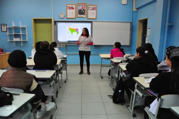 Görme engelli öğretmen Hülya: Küçücük büyütece dünyamı sığdırdım