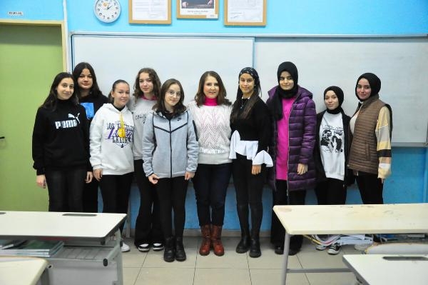 Görme engelli öğretmen Hülya: Küçücük büyütece dünyamı sığdırdım