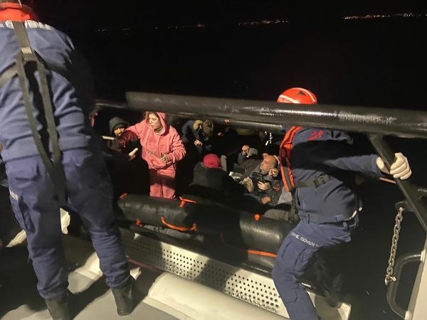İzmir açıklarında Yunan unsurlarının ittiği 84 kaçak göçmen kurtarıldı