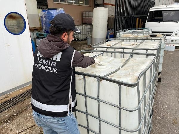 İzmir'de 12 bin litre 'sahte etil alkol' ele geçirildi