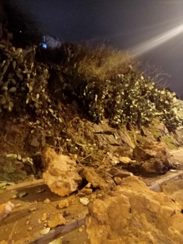 İzmir'de faciaya kıl payı! Kayalar yola düştü