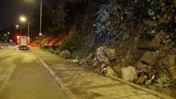 İzmir'de faciaya kıl payı! Kayalar yola düştü