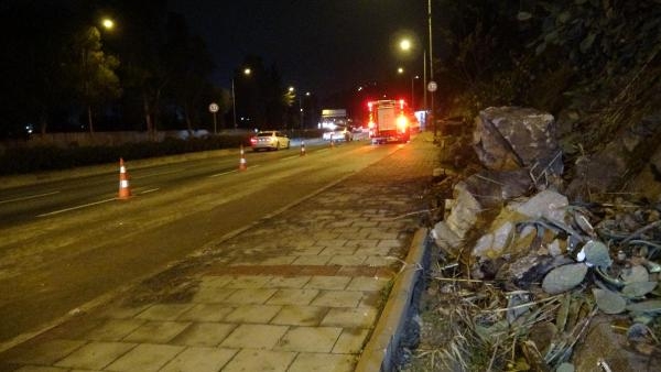 İzmir'de faciaya kıl payı! Kayalar yola düştü