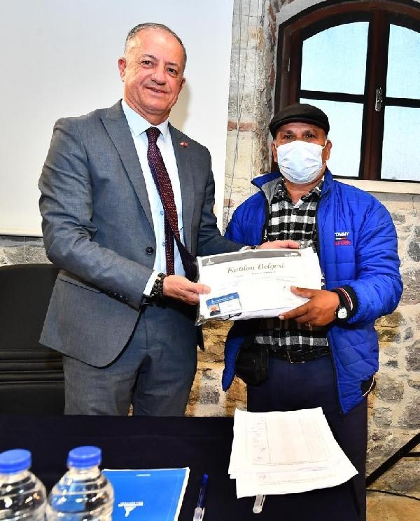 İzmir'de kestane, mısır ve çiçek satıcıları tek tip oldu